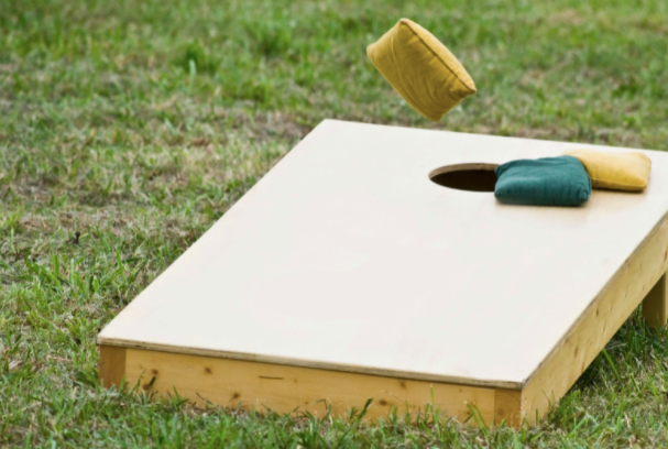 Cornhole board met zakjes in de lucht