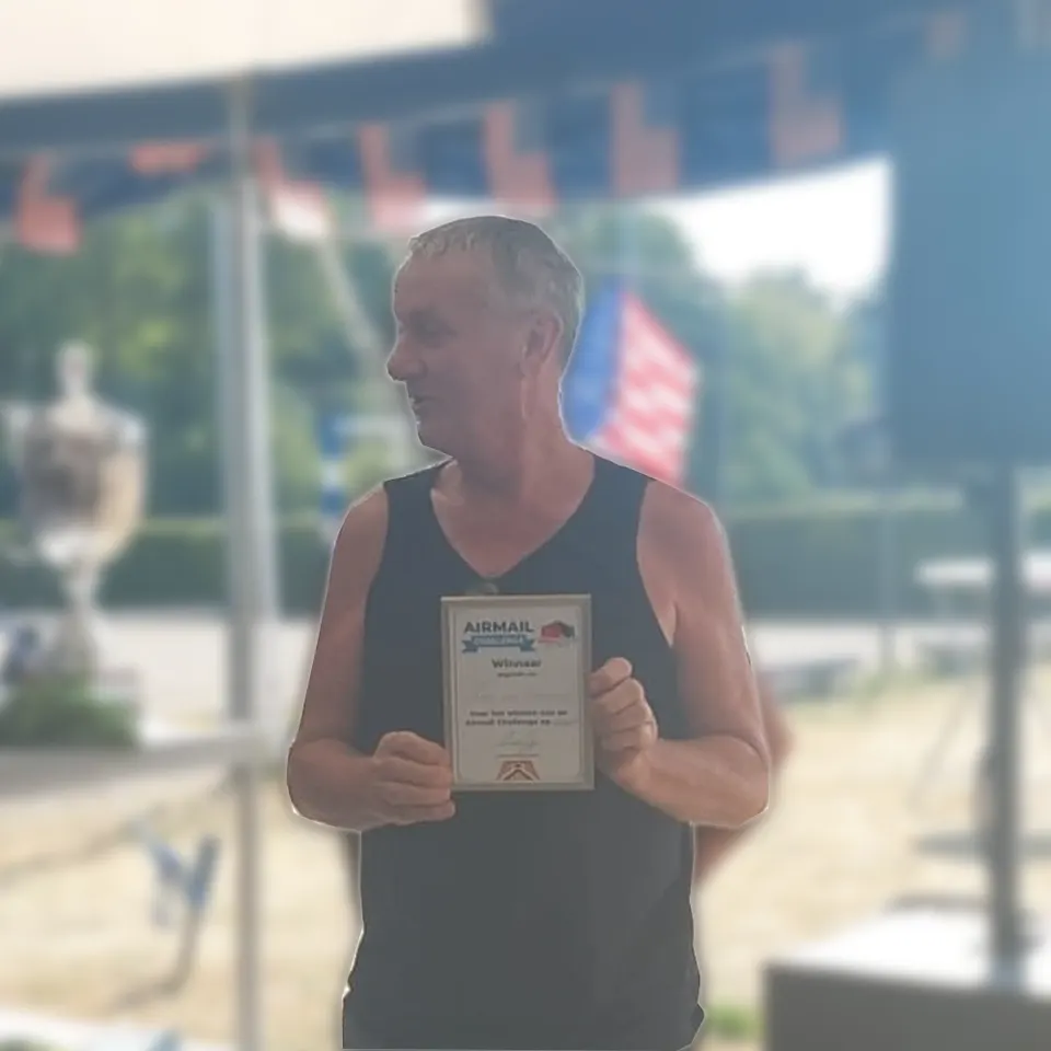 Leo van Nistelrooij met zijn Airmail-oorkonde
