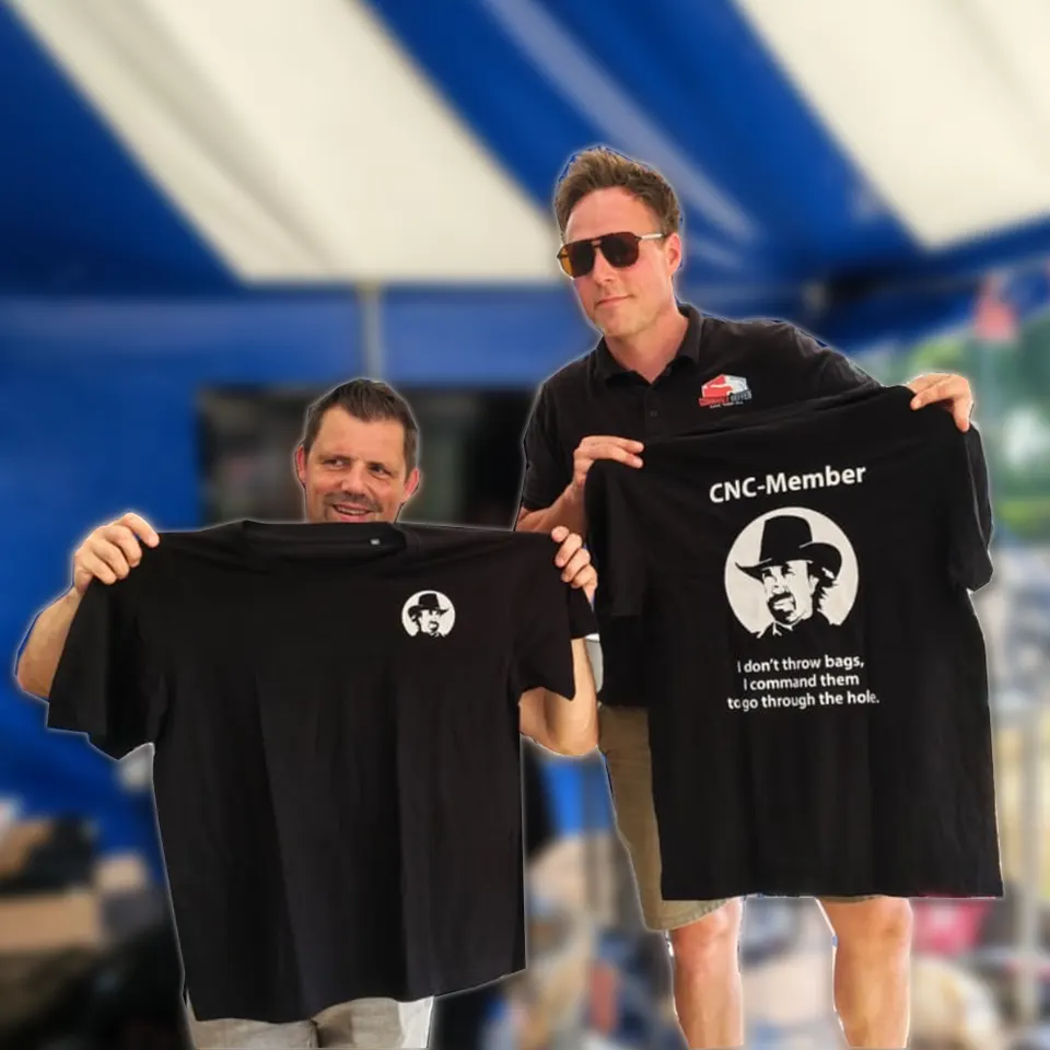 Bart en Marinus met hun Chuck Norris Award