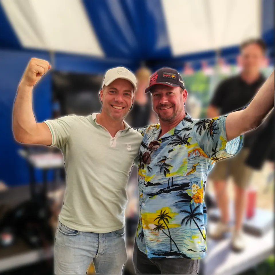 Jordi en Michel met hun Chuck Norris Award